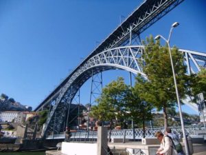 Die große Brücke über den Fluß, eine beeindruckende Stahlkonstruktion