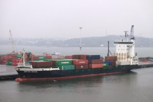 Ein kleines Containerschiff in Göteborg
