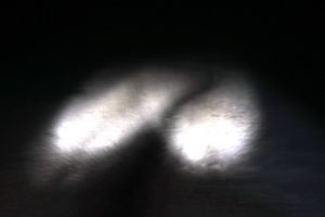 Suchscheinwerfer beleuchten die Fahrrinne im Eis in der Nacht
