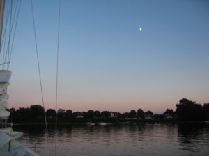 Abendessen im Cockpit. Sonnenuntergang, der Mond steht am Himmel. Herrlich!